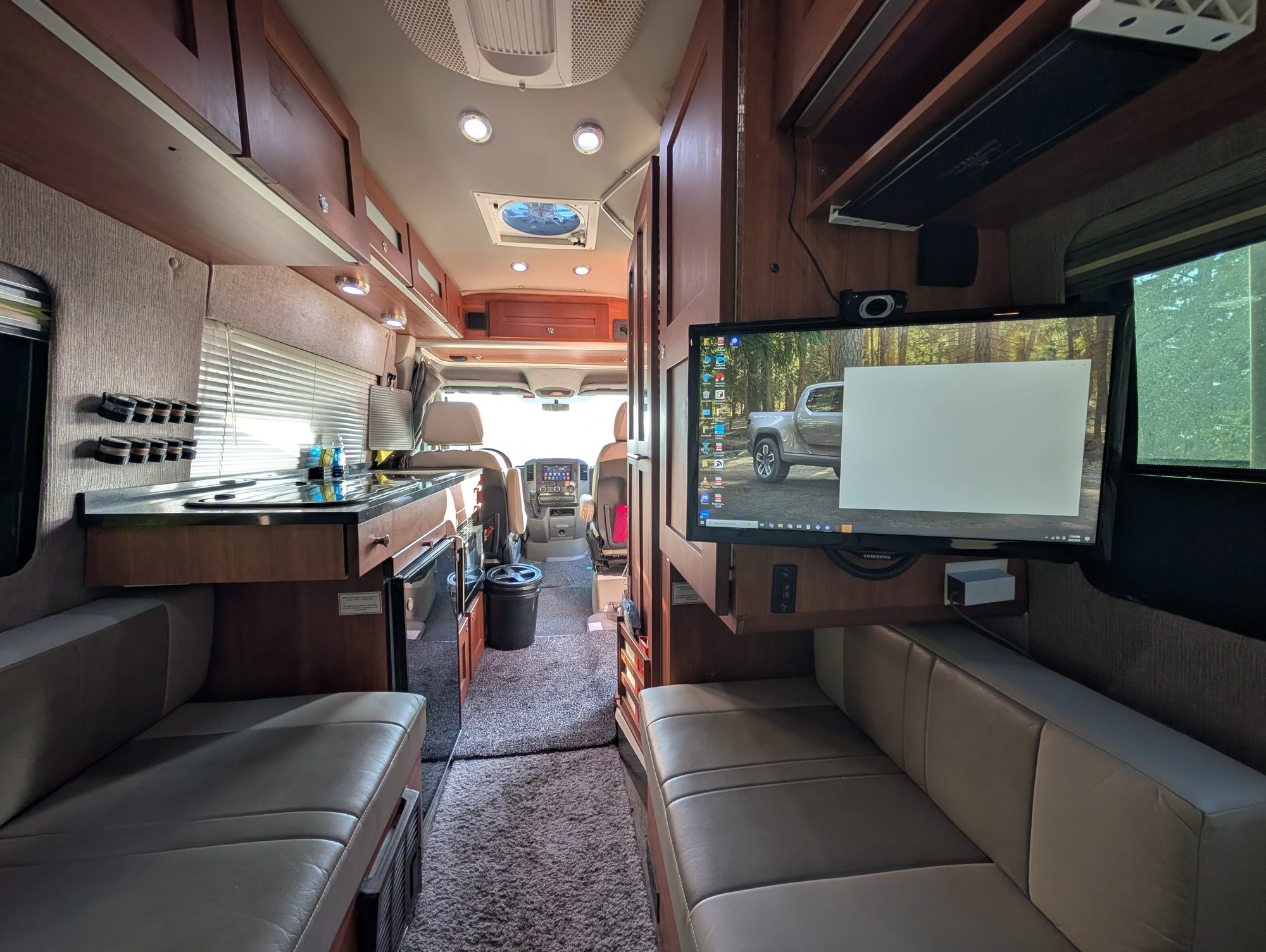 Built-in Windows computer system used as a mobile office